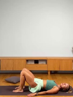 Упражнение мостик: женщина поднимает таз на коврике, демонстрируя технику активации ягодичных и тазовых мышц для поддержки дна таза.