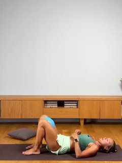 Женщина с фитнес‑мячом между коленями выполняет сжатие в положении лёжа, упражнение для укрепления внутренней части таза и контроля мышц.