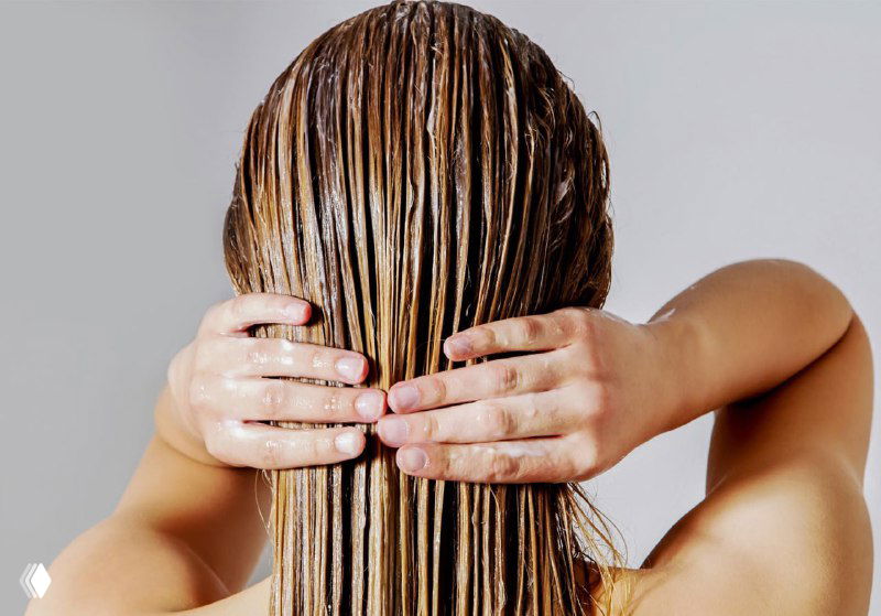 Женщина с длинными волосами, вид сзади; волосы смочены и покрыты маской — иллюстрация домашней горчичной маски для стимуляции роста волос