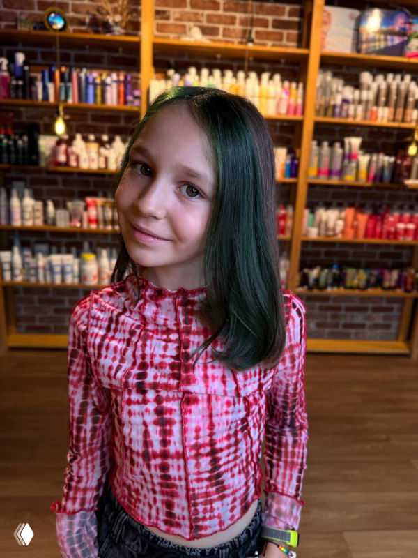 Лёгкая зелёная оконтовочка + стрижка для юной модницы