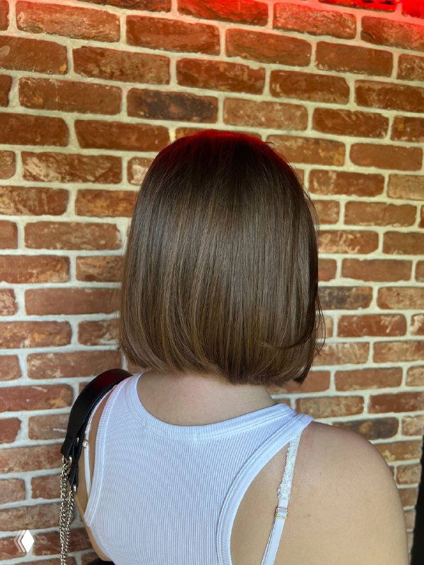 Вид сзади: ровный боб на коротких волосах, видна линия среза и текстура; демонстрация работы парикмахера Зули в салоне КРЕАТИВ.