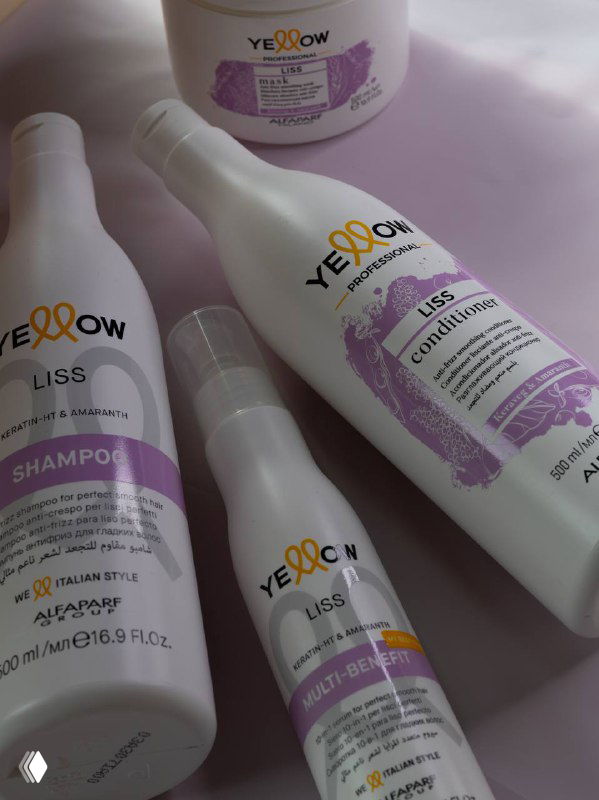 Несколько флаконов и баночка Yellow Professional серии Liss на мягком розовом фоне: шампунь, кондиционер и уходовый флакон рядом.