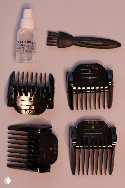 Четыре пластиковые насадки разного размера (3, 6, 9, 12 мм) и щётка для чистки рядом с корпусом машинки DEWAL PRO SMART.