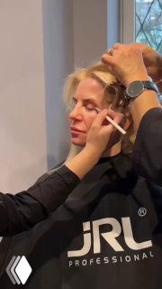 Мастер наносит макияж клиентке и одновременно делает прическу в салоне — кадр демонстрирует работу тандемом мастеров в салоне «КРЕАТИВ», Калининград