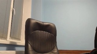 Простой рабочий фон с офисным креслом на фоне окна с жалюзи и светлой стеной — нейтральный вариант для видеоконференций.
