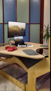 Фото рабочей станции Normal Chair: деревянная регулируемая конструкция для работы с монитором, наушниками и растением на фоне.