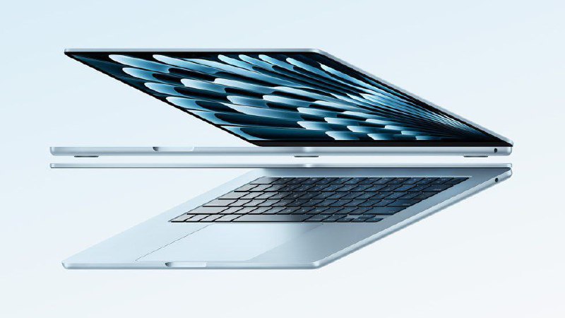 Фотография MacBook Air в небесно-голубом цвете, ноутбук показан в профиль в полуприоткрытом состоянии на светлом фоне, аккуратный современный дизайн.