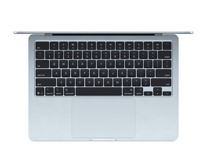Вид сверху на клавиатуру MacBook Air с крупным планом клавиш и трекпада, серебристый корпус, равномерная подсветка и аккуратная раскладка клавиш.