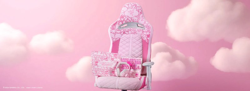 Игровое кресло в розовой палитре с принтом Hello Kitty на рекламном фоне с облаками, визуал коллаборации Razer и Hello Kitty.
