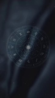Темное изображение с круговой диаграммой зодиакальных символов на тканевом фоне, создающее атмосферу астрологии и тайны.