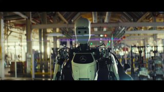 Гуманоид-робот Apollo с эмблемой Mercedes-Benz на груди в цехе сборки, видна производственная линия и складские модули.