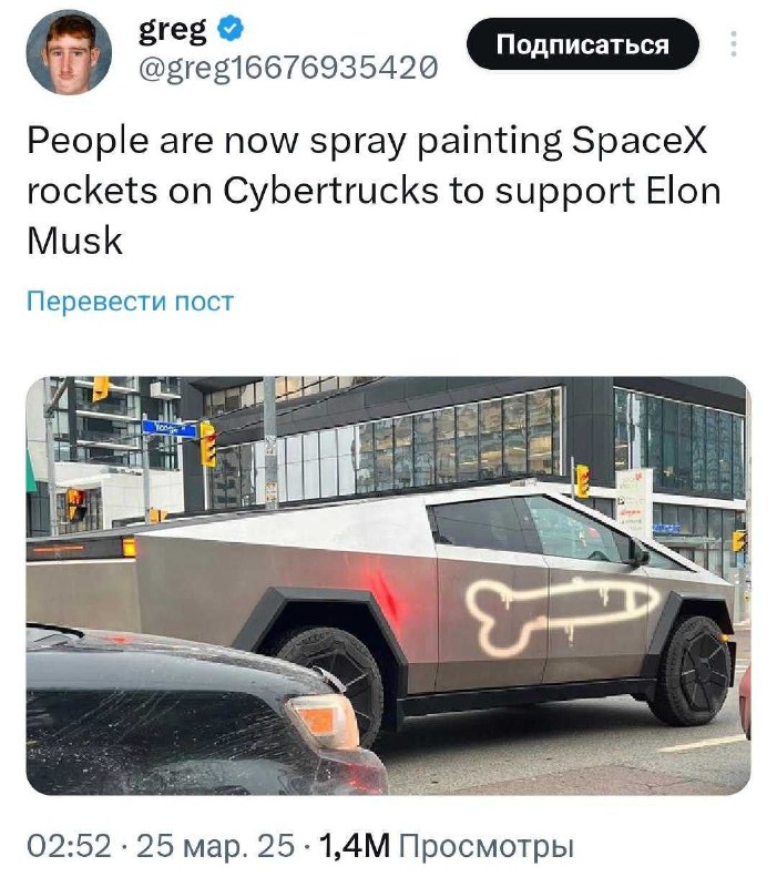 Фотография городской улицы: припаркованный Tesla Cybertruck с крупным контурным граффити на боковой панели, вокруг проезжая часть и другие машины.
