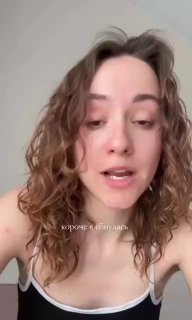Вертикальный кадр фрагмента видео с крупным планом говорящего человека в домашнем интерьере; выглядит как превью рилса.