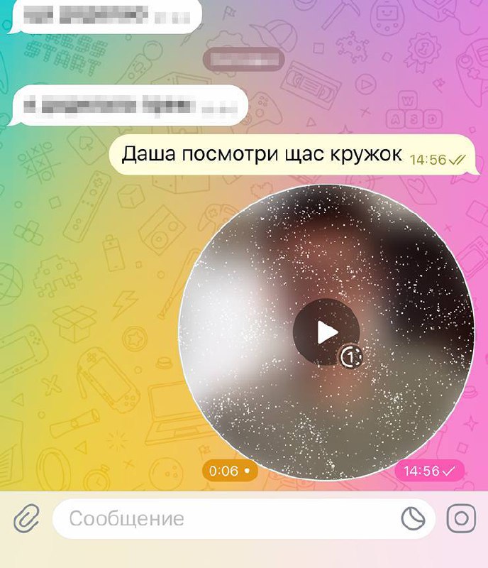 Скриншот Telegram: чат с фоновым градиентом и крупным круглым предпросмотром видео с кнопкой воспроизведения.