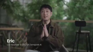 Человек сидит в кресле в помещении на фоне зелёных растений и мебели, ведёт презентацию перед камерой; кадр крупный, спокойная демонстрация продукта.