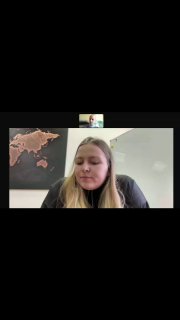 Вертикальный скриншот видеозвонка: несколько участников видны в маленьких окнах, одна женщина крупным планом на тёмном фоне с картой мира.