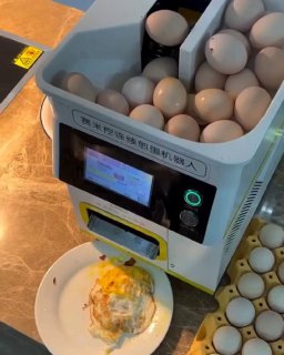 Крупное фото автоматического устройства для скоростного приготовления омлетов: машина выдаёт готовый омлет на тарелку, рядом виден лоток с яйцами.