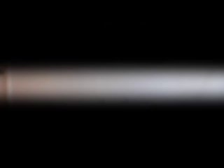 Размытое горизонтальное фото: светлый элемент на тёмном фоне; абстрактная иллюстрация к посту про VR-очки.