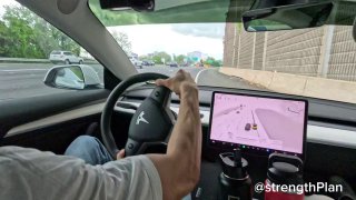Вид из салона Tesla: руки водителя на руле, экран автопилота с картой и дорога перед машиной — контекст возможного инцидента.