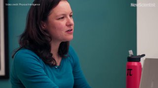 Женщина в бирюзовой кофте говорит на презентации у ноутбука; на столе красная бутылка, в углу виден логотип NewScientist.