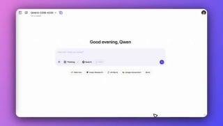 Скриншот интерфейса чат-бота Qwen на белом фоне: строка ввода запроса, элементы управления и подсказки режима Deep Research.
