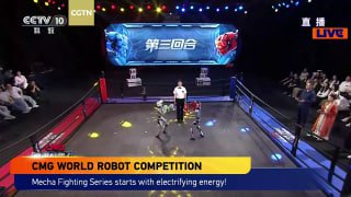Сцена трансляции Mech Combat Arena: два гуманоидных робота дерутся в ринге, видны рефери, большой экран и трибуны с зрителями