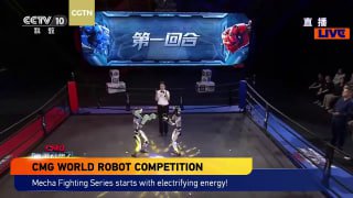Кадр арены Mech Combat Arena: два humanoid-робота напротив друг друга, на заднем плане крупный экран турнира и логотип трансляции
