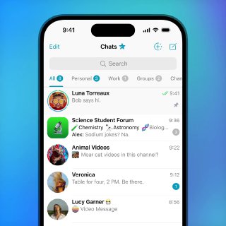 Скриншот списка чатов в Telegram на iPhone: отображаются имена чатов, иконки каналов и поле поиска в верхней части экрана.