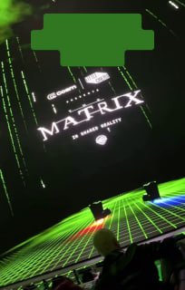 Крупный кадр иммерсивного зала с огромным круглым LED-экраном около 26 м, где виден логотип «Matrix» и светящаяся сетка пола вокруг сцены.