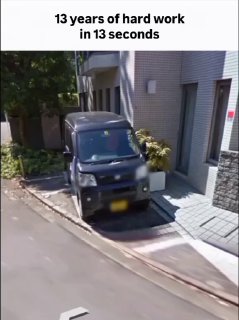 Скриншот Google Street View: компактный фургон припаркован у дома на узкой улице; видны фасад дома, тротуар и растения.