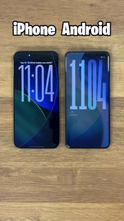 Фото двух смартфонов на деревянной поверхности: слева iPhone, справа Android; крупные цифры времени на экранах, сравнение внешнего вида и рамок устройств.