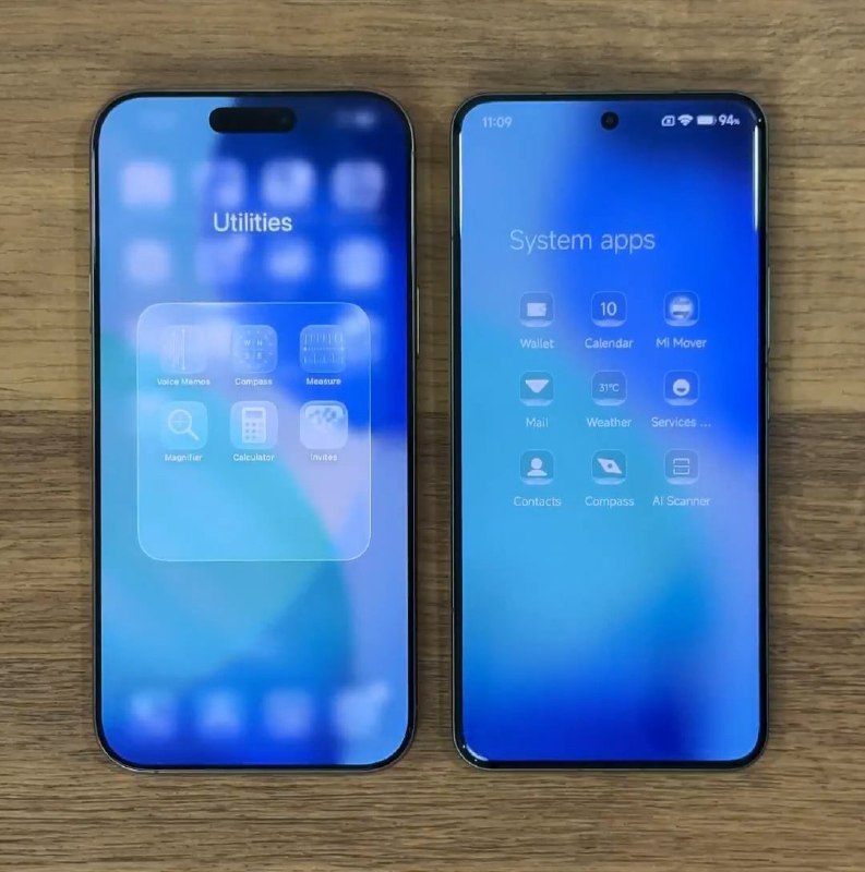 Два экрана смартфонов с размытыми папками приложений и иконками: слева iPhone с эффектом размытия, справа Android с похожим визуальным стилем и иконками.
