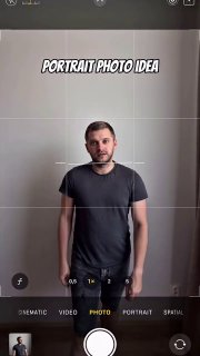 Полноразмерный портрет мужчины в чёрной футболке у светлой стены; мобильный интерфейс фотоаппарата и подпись «PORTRAIT PHOTO IDEA».