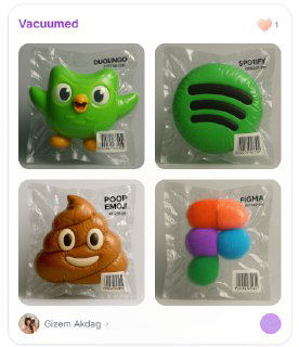 Упакованные сувенирные фигурки «Vacuumed»: четыре изделия в вакуумной прозрачной упаковке — персонаж Duolingo, значок Spotify и пластиковые игрушки — примеры промптов.
