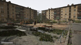 Двор во дворе хрущёвки в игре: покосившиеся многоэтажки, детская площадка и пустые аллеи, подчёркивающие атмосферу одиночества и запущенности.