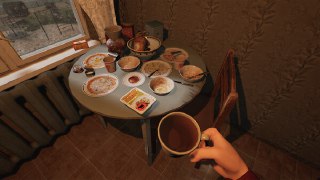 Крупный план стола с простыми блюдами и чашкой в руке игрока — сцена домашнего быта в мрачной квартире, подчёркивающая быт и меланхолию.