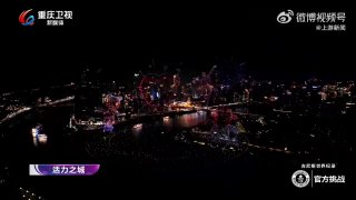 Широкий кадр ночного шоу дронов над рекой и городом с множеством огней, иллюстрация масштабного рекордного выступления беспилотников