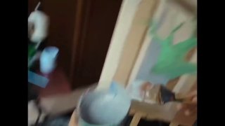 Размытое превью из видеоролика: интерьерный кадр со столом и предметами, нечеткие детали и движение, использовано как превью видео.