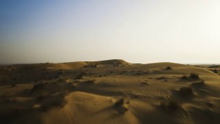 Песчаные дюны пустынного ландшафта при мягком освещении, без людей и техники, ассоциативное изображение рядом с новостью об аэропланах в ОАЭ