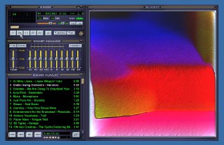 Скриншот веб‑версии плеера Winamp: классический интерфейс плеера слева с эквалайзером и списком треков, справа — яркая цветная визуализация.