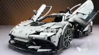 Белая модель спортивного конструктора Tongshengju с открытыми дверями, демонстрация внутренней механики, элементов подвески и детализированного салона.