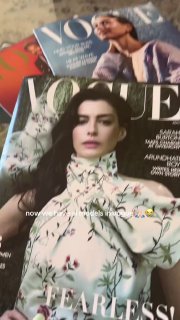 Фотография нескольких обложек журнала Vogue с портретами моделей и заголовком на обложках, журналы разложены на столе или поверхности.