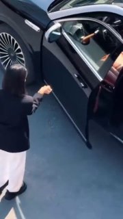 Человек рядом с открытой дверью автомобиля делает взмах рукой в сторону дверного проёма, иллюстрация жестового управления.