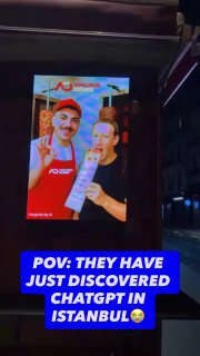 Ночное фото крупного рекламного щита с портретами двух знаменитостей, логотипом турецкой донерной и городским фоном