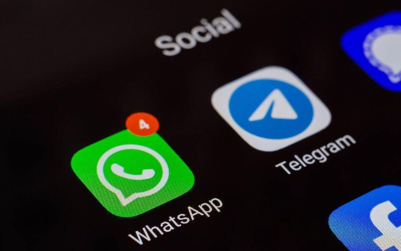 Крупный план экрана смартфона со значками приложений WhatsApp и Telegram, иллюстрирующий тему возможной блокировки голосовых звонков и трафика.