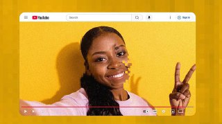Скриншот плеера YouTube: улыбающаяся женщина показывает «V», на лице видны цифровые искажения и пикселизация, фон жёлтый.