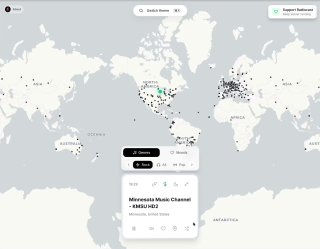 Скриншот интерфейса сервиса радиовещания: карта мира с точками радиостанций и всплывающим окном информации.