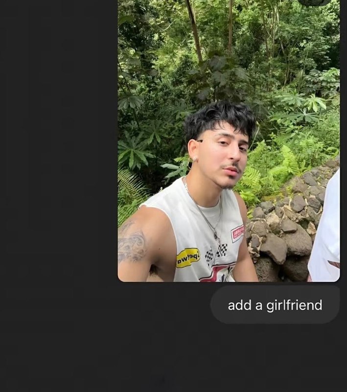 Скриншот чата с сообщением «add a girlfriend»; показано превью созданного изображения в интерфейсе.