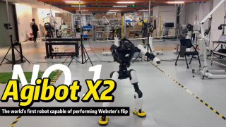 Фото в лаборатории: гуманоидный робот Agibot X2 среди оборудования для тестов, демонстрирует прыжок и приземление