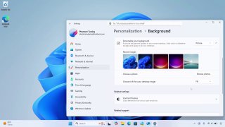Скриншот настроек персонализации Windows 11: окно «Фон» с миниатюрами видеообоев на рабочем столе и панелью параметров